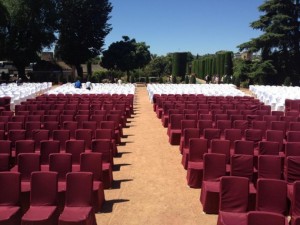 Alquilar sillas para grandes eventos en sitios con encanto